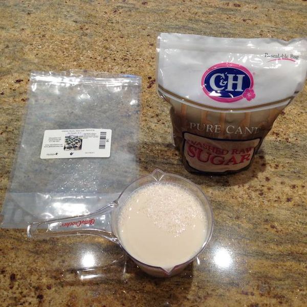 準備好材料。 Fi Fi 用的吉利丁片（Gelatine sheet）是米國的 silver leaf。