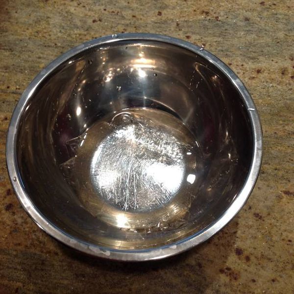 吉利丁片先用冰水泡軟。 水量只要剛好超過吉利丁片就可以。泡個約3分鍾左右就軟了。