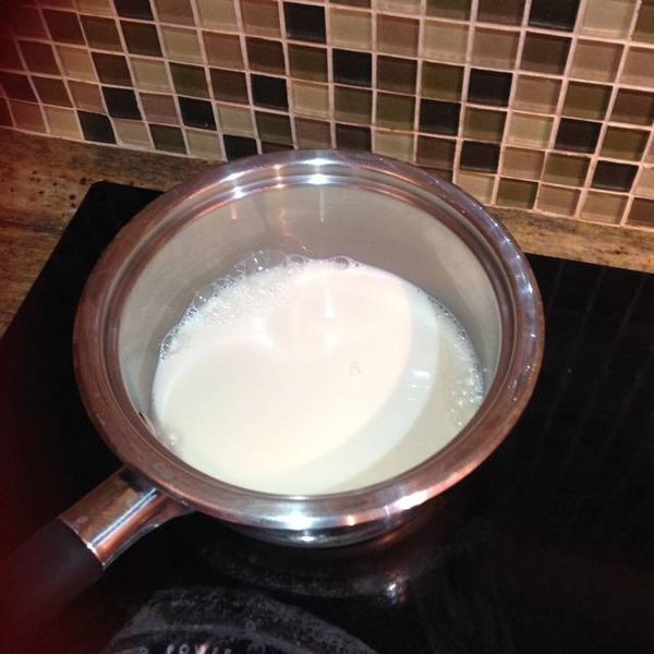 在泡吉利丁片的同時，將無糖豆漿加熱。 Fi Fi 這裡用的無糖豆漿是市售有機無糖豆漿，用一般的無糖豆漿也可以。 不需要煮滾，只要溫溫的，可以融化吉利丁片的熱度就可以。