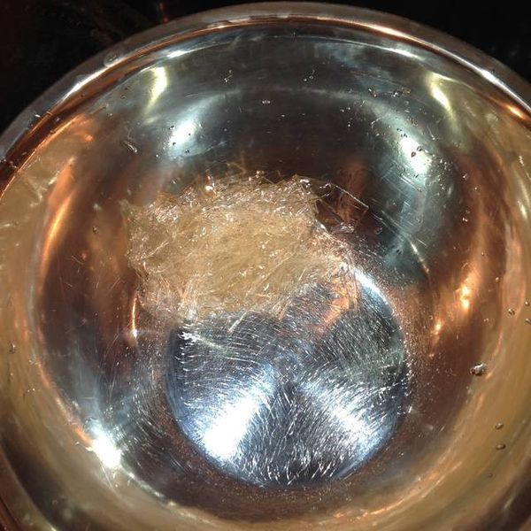 將泡軟後的吉利丁片盡量擠乾水份。