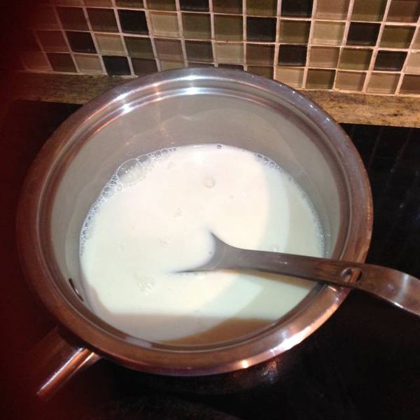 分次少量加入溫熱的豆漿中，攪拌均勻後即可。 放涼後，放入冰箱冷藏約3～4個小時。視凝固後，再可加入糖水和自己喜愛的配料 （花生，珍珠，綠豆，紅豆或不加），就非常享受囉！