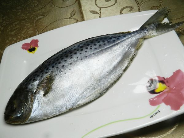 花鯧魚含有豐富的B群、維生素及礦物質，魚刺少，是家中老少皆宜的魚類，口感近似鱈魚的細緻，所以用清蒸的方式就可以吃到花鯧的美味！但ㄚ曼達今天用烤的喔~因為這樣可以省去處理魚的麻煩喔！
http://enjoyfresh.com.tw/shopping_cont.php?Key=139&amp;uID=1&amp;cID=7