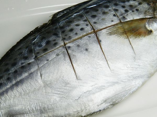 先在魚身兩側劃上幾刀~