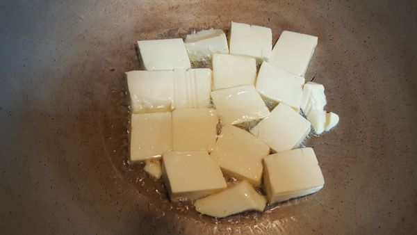 鍋中加適量油把雞蛋豆腐煎二面金黃色後取出