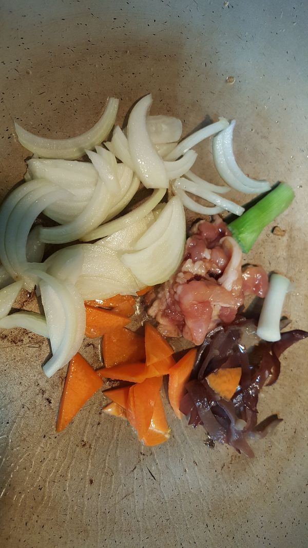 原鍋依序放入肉絲、洋蔥絲、紅蘿蔔片、蔥白拌炒