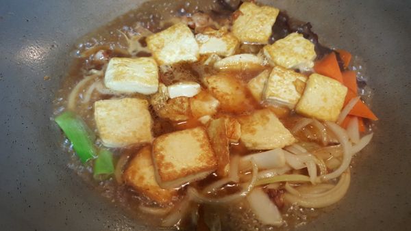 加入所有調味料、雞蛋豆腐、1碗水