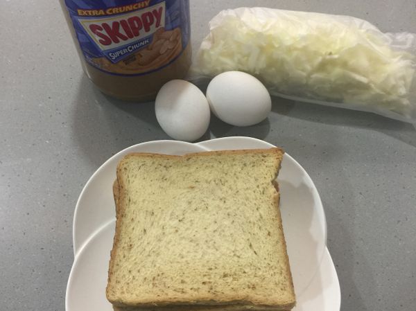 備好材料，高麗菜絲是前一晚晚餐多切的⋯