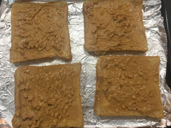 吐司抹上花生醬，放入200度烤箱約烤5分鐘（每家烤箱熟度不一樣，可自行增減分鐘數）