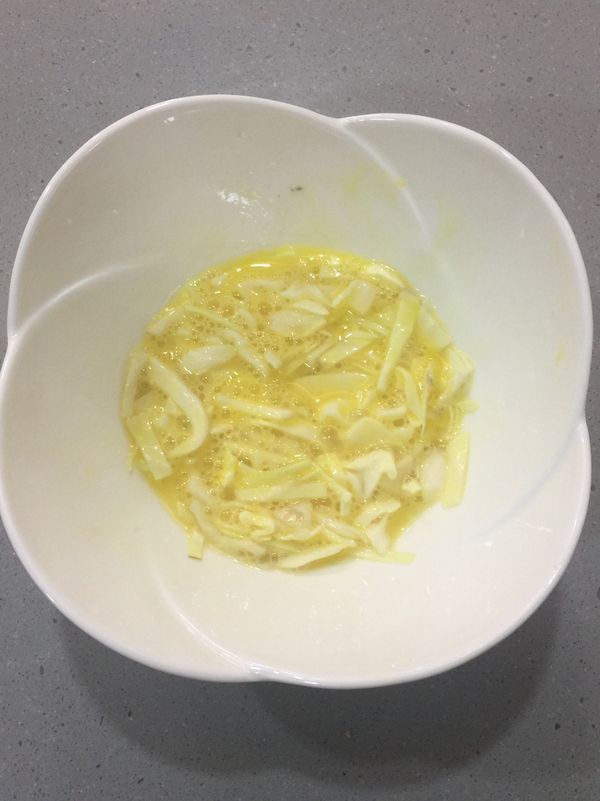 一顆蛋加入高麗菜絲