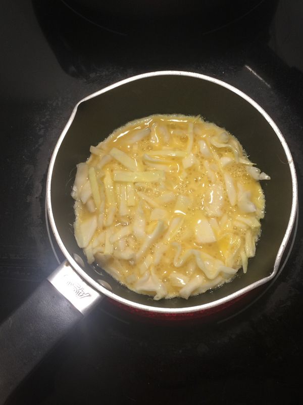 熱油鍋中大火煎熟一面