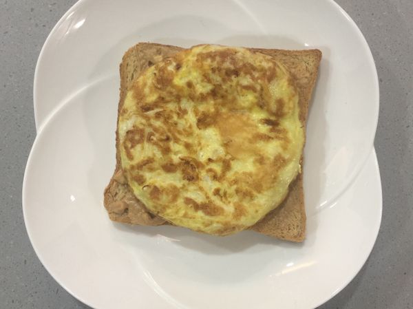 吐司拿出來，夾上蛋後，對切！