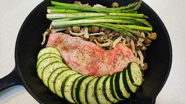 松板豬抹上少許鹽、黑胡椒, 灑上乾燥羅勒碎, 旁邊擺上櫛瓜片、菇類及蘆筍, 並灑上少許鹽、黑胡椒最後淋上橄欖油