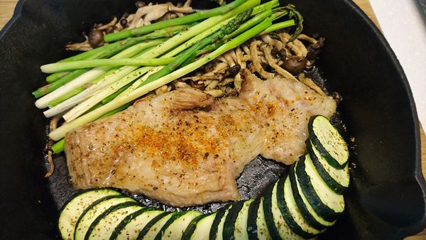 不預熱200℃進烤箱20分鐘, 將松板肉稍微置涼後切片即成