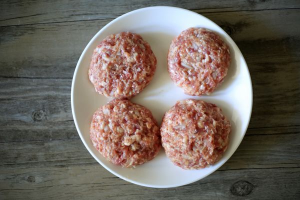 雙手摔拍的方式將絞肉整形成圓形。