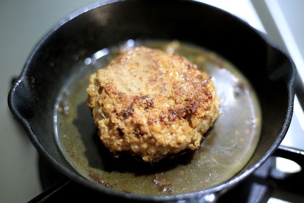 再將漢堡肉煎熟備用。(煎完的肉汁保留，可淋在漢堡排上。)