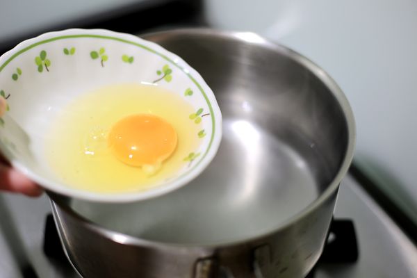 製作水波蛋。取一小鍋將水煮滾後轉小火，放入鹽與白醋增加沸點與加速蛋白凝固，將一顆雞蛋打入一個小碗中，慢慢滑入水中，加蓋小火持續煮3~5分鐘，煮的時間依自己喜歡的口感調整。