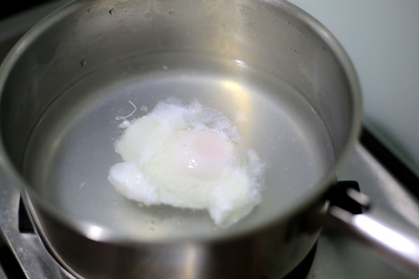 水波蛋煮好瀝乾撈起。