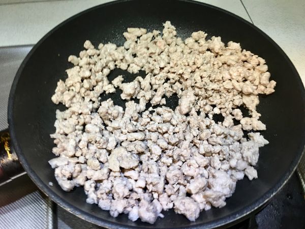 絞肉炒至變色及去水氣後