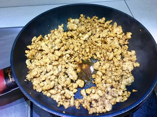 先加入老抽炒至上色再加入生抽和糖及米酒後拌炒均勻