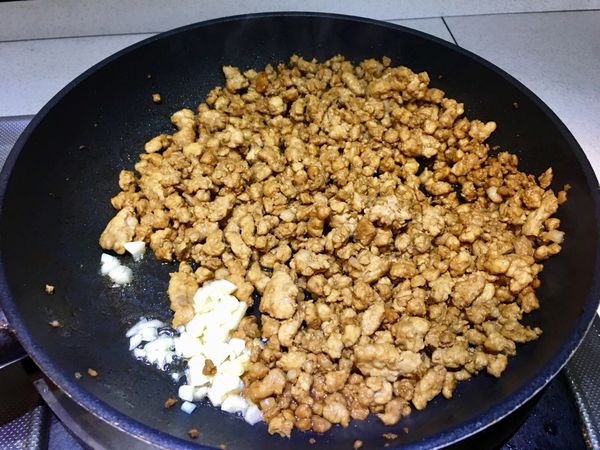 加入蒜末爆香後