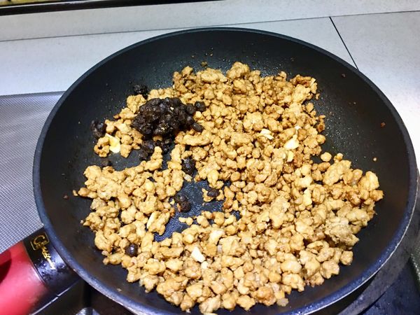 加入豆豉炒過