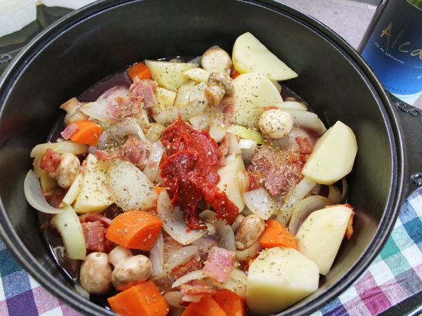 另取一深鍋, 舖上雞腿、蔬菜及[調味料]大火煮滾後, 改轉小火悶煮30分