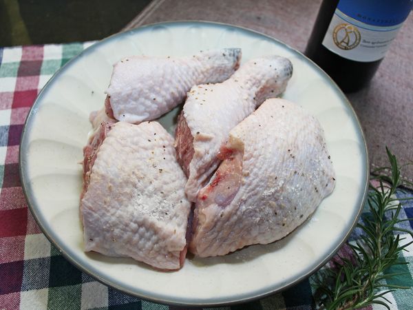 雞腿肉洗淨, 用廚房紙巾吸去多餘水份, 加入鹽、黑胡椒粉抓馬, 再撒上一層薄薄的麵粉 (以利吸附醬汁) 醃約10分鐘