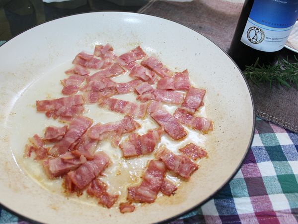 取一煎鍋, 加入2大匙油, 小火將培根煎至天然油脂釋出, 加入洋蔥炒香