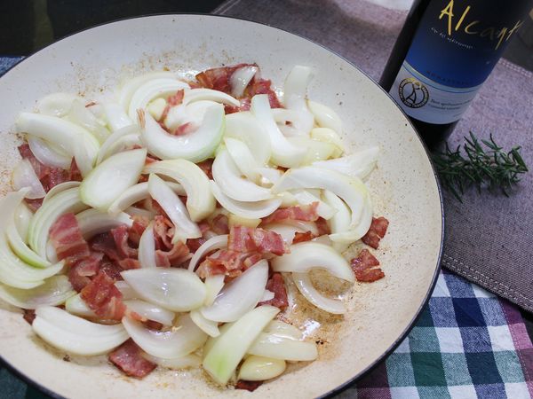 放入蘑菇、蒜頭、紅蘿蔔及馬鈴薯翻炒均勻。接觸油末後取出