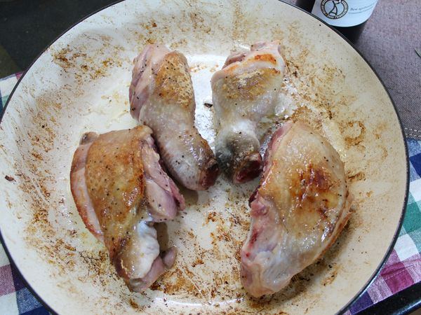 續原鍋, 擺入雞腿, 皮朝下, 煎至表面金黃後取出