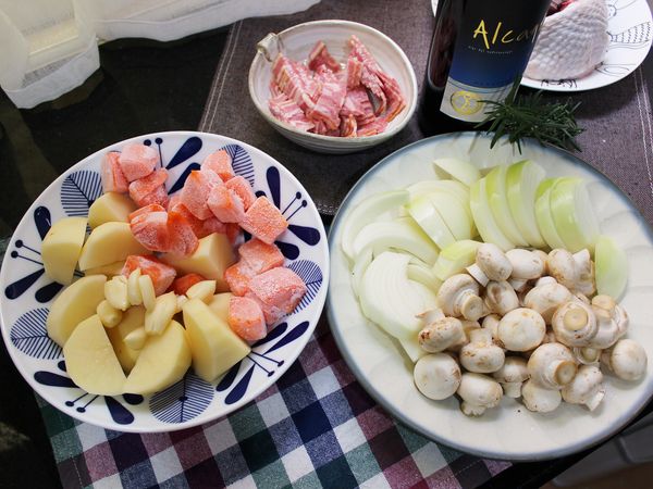 馬鈴薯、紅蘿蔔去皮切塊; 洋蔥去除外膜切絲; 培根切小片