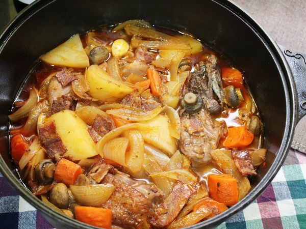 其間打開鍋蓋一次, 翻動食材, 避免沉到鍋底燒焦