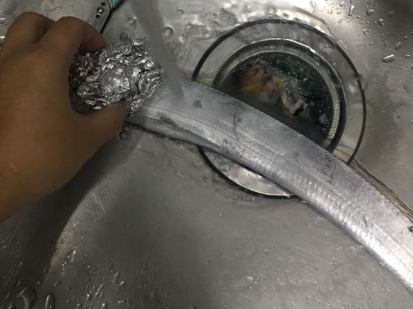 白銀皮的地方用鋁箔紙輕輕刮除 
⚠️一來不會有腥味，二來不會傷到魚肉