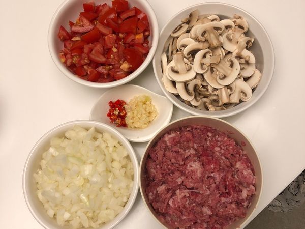 洋蔥洗淨切丁，蒜、辣椒切末，蕃茄切丁，蘑菇切片