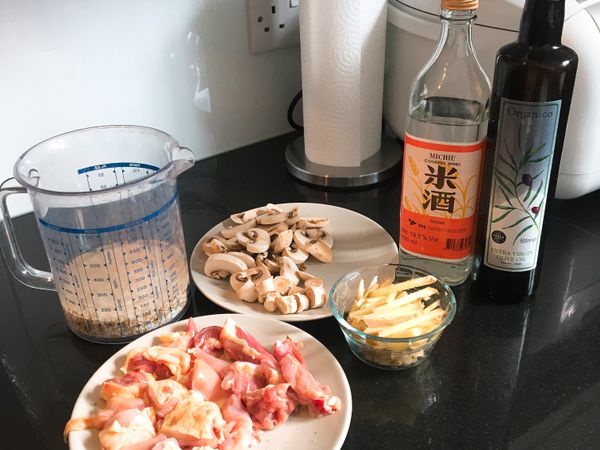 先將米：水：米酒按照比例2:2:1
泡半小時以上。

同時可以把雞肉以及香菇切小塊好入口☺️
薑切絲