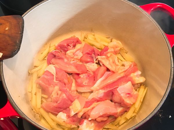 熱鍋後放入橄欖油，
炒至香氣四溢後加入雞肉上色！
差不多半熟時可以加米以及香菇等料