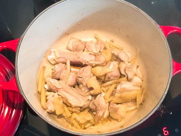 這時候都不用加任何一滴油以及鹽巴調味，雞肉本身就會出油了～