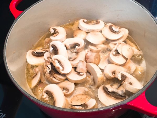 放入其餘的料後，等水滾了蓋上蓋子轉至中火悶煮13-15分鐘就完成囉☺️