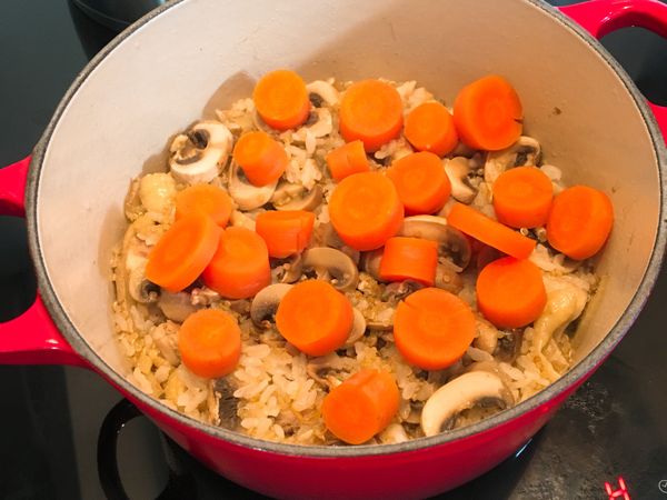 煮了15分鐘後，打開來超級香的！
其實這樣就可以吃了，只是我搞剛想多吃蔬菜，就臨時蒸了紅蘿蔔🥕切段點綴一下