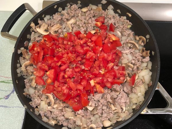 拌炒出香氣後放入蕃茄丁，倒入新鮮的蕃茄paste(超市都有賣)罐頭後拌勻，