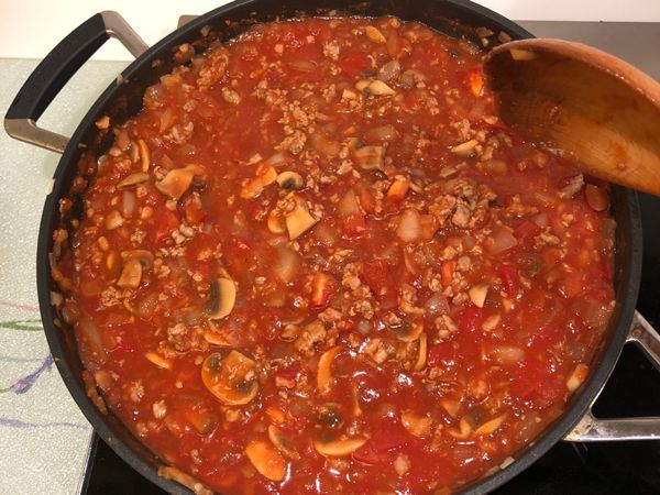 加3碗水，要燉煮讓肉末入味，這時候可以加鹽、義大利香料跟月桂葉2片，愛吃辣的也把辣椒末適量放入一起燉煮，在燉煮的同時讓辛香料慢慢釋放出味道，小火慢燉30分鐘左右
(試一下味道，依照個人口味調整，不夠味道可加一點點醬油）