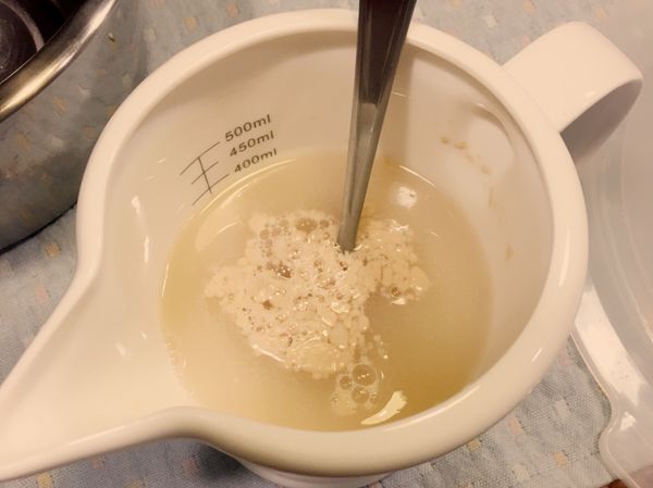 將酵母粉與蜂蜜加入360g水中午拌勻備用