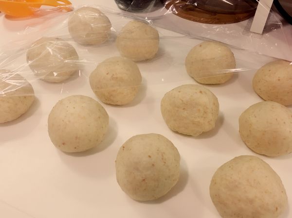 發酵後取出麵團，擠壓出內部空氣後，分切成12份，整型成圓球後靜置10分鐘鬆弛