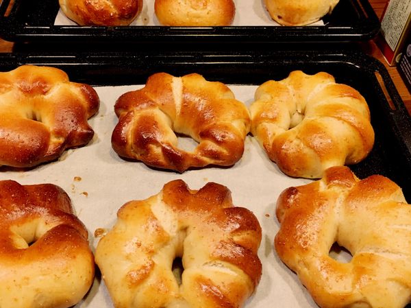 1）放入水波爐進行二次發酵。35度40分鐘
2）取出發酵麵團，烤箱預熱至180度
3）於麵團上均勻塗抹蛋液後放入烤箱以180度烤20分鐘。