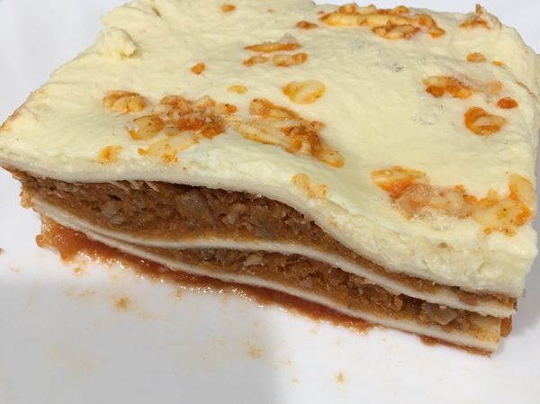 好市多買的千層麵，原本包裝為兩大盒。
可將千層麵放置冷藏一晚，隔日待微解凍後，切成一次份量大小分裝。

食用前，將千層麵解凍。
微波加熱（小編此份加熱約1分半）
然後，再將千層麵放入烤盤上！