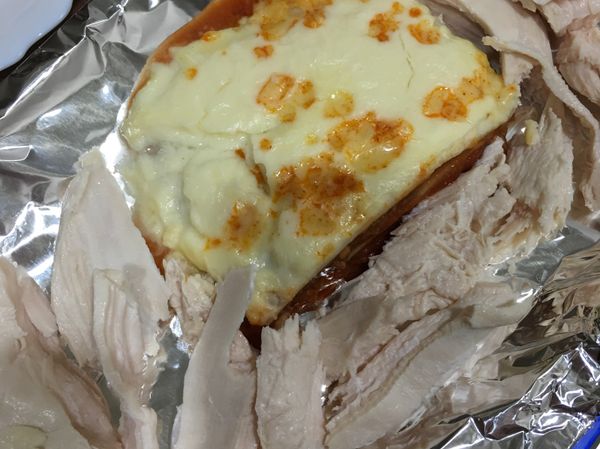 將熟雞胸肉撕碎撲在千層麵附近。

雞胸肉料理方式
請參考
高蛋白「起司花生雞胸絲很多菜吐司」380https://icook.tw/recipes/223502