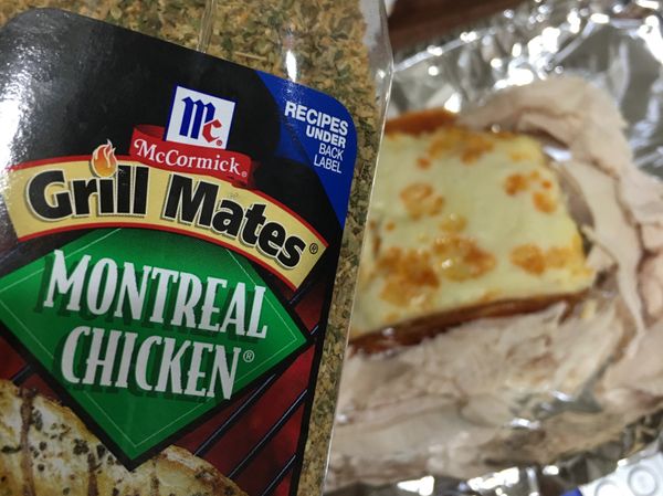 雞胸肉上可撒一些雞胸肉香料，一點點提味用。