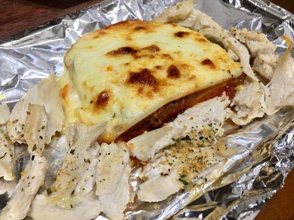 放入烤箱加熱10-15分鐘。
撒上粗粒胡椒粉，即可享用。😋

沾滿千層麵醬的雞胸肉，伴著酸甜的番茄醬在嘴裡化開！一整個很幸福😘