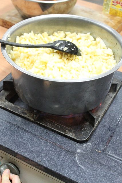 將切碎的蘋果放入大鍋中，加入蘋果汁，用大火開始持續煮。