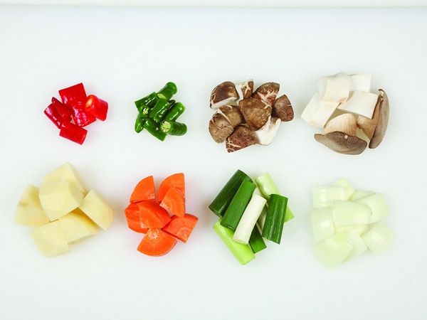 將紅辣椒與青陽辣椒切成2cm長，大蔥切成4cm長。香菇去蒂之後，與杏鮑菇、馬鈴薯、紅蘿蔔、洋蔥都切成適合入口的大小。